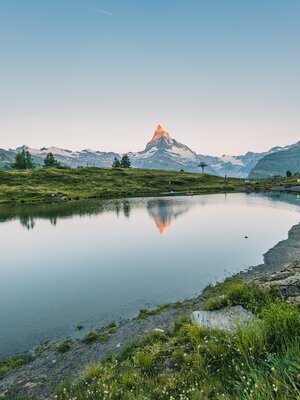 Spiegelung des Matterhorns im Leisee bei Sonnenaufgang | © Zermatt Bergbahnen 