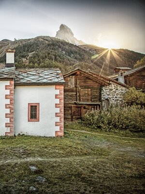 Die Kapelle Blatten in den letzten Sonnenstrahelen, die hinter dem Matterhorn untergehen | © Andrea Soltemann