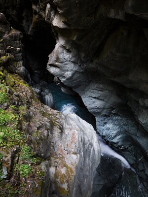 Gornerschlucht blaues Wasserspiel zwischen Fauna und Fels | © Pascal Gertschen 