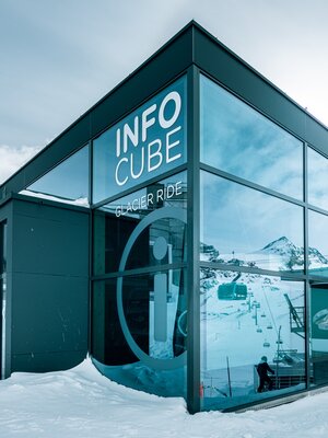 Infocube auf dem winterlichen Trockenen Steg | © Christian Pfammatter