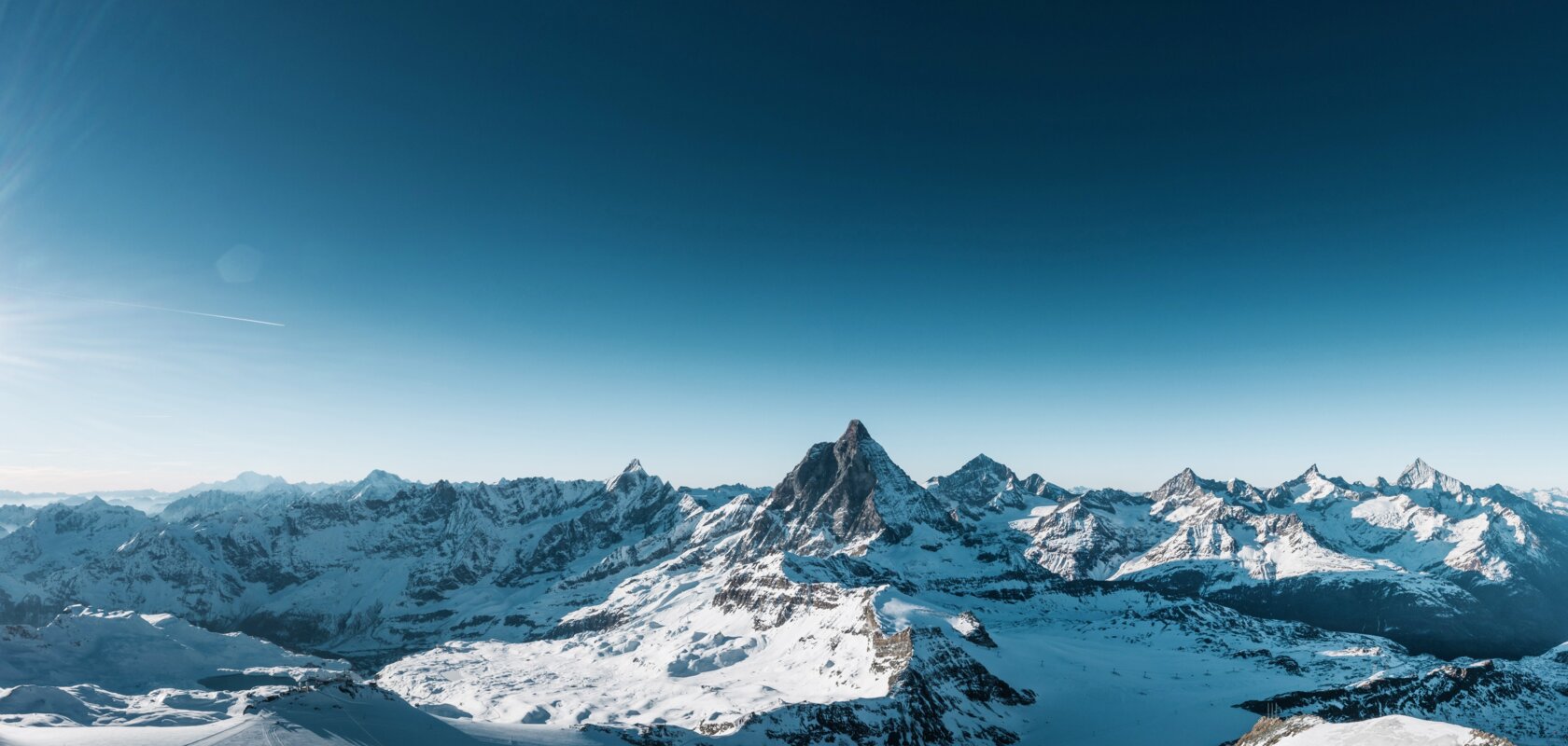 Eine atemberaubende Gletscherlandschaft mit einem Ausblick auf etliche Viertausender zeigt sich beim Matterhorn Alpine Crossing.  | © Gabriel Perren