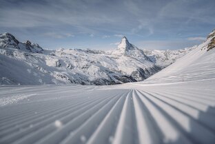 Pista appena battuta con il Cervino sullo sfondo. | © Zermatt Bergbahnen