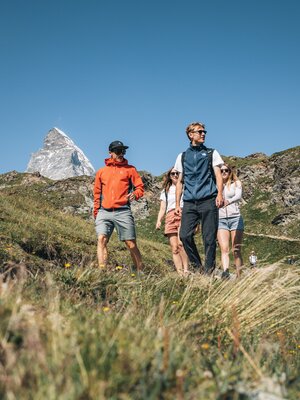 Wandern mit Freunden auf dem Schwarzsee mit dem Matterhorn im Hintergrund | © Gabriel Perren