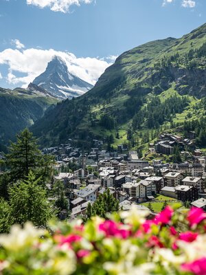Das Dorf Zermatt im Sommer mit dem Matterhorn im Hintergrund | © Pascal Gertschen